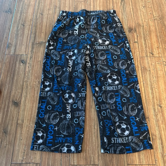 Two pieces boys pyjamas pants age 4-5 - Picture 3 of 6